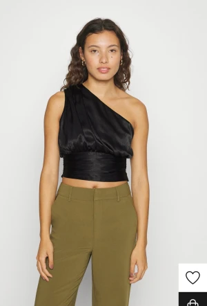 One shoulder black top  - Jätte söt svart one shoulder topp med fina detaljer nedanför toppen. Beställd från Gina Tricot med orginal priser 299kr. Använd endast under ett tillfälle och har ej någon användning av den just nu. 