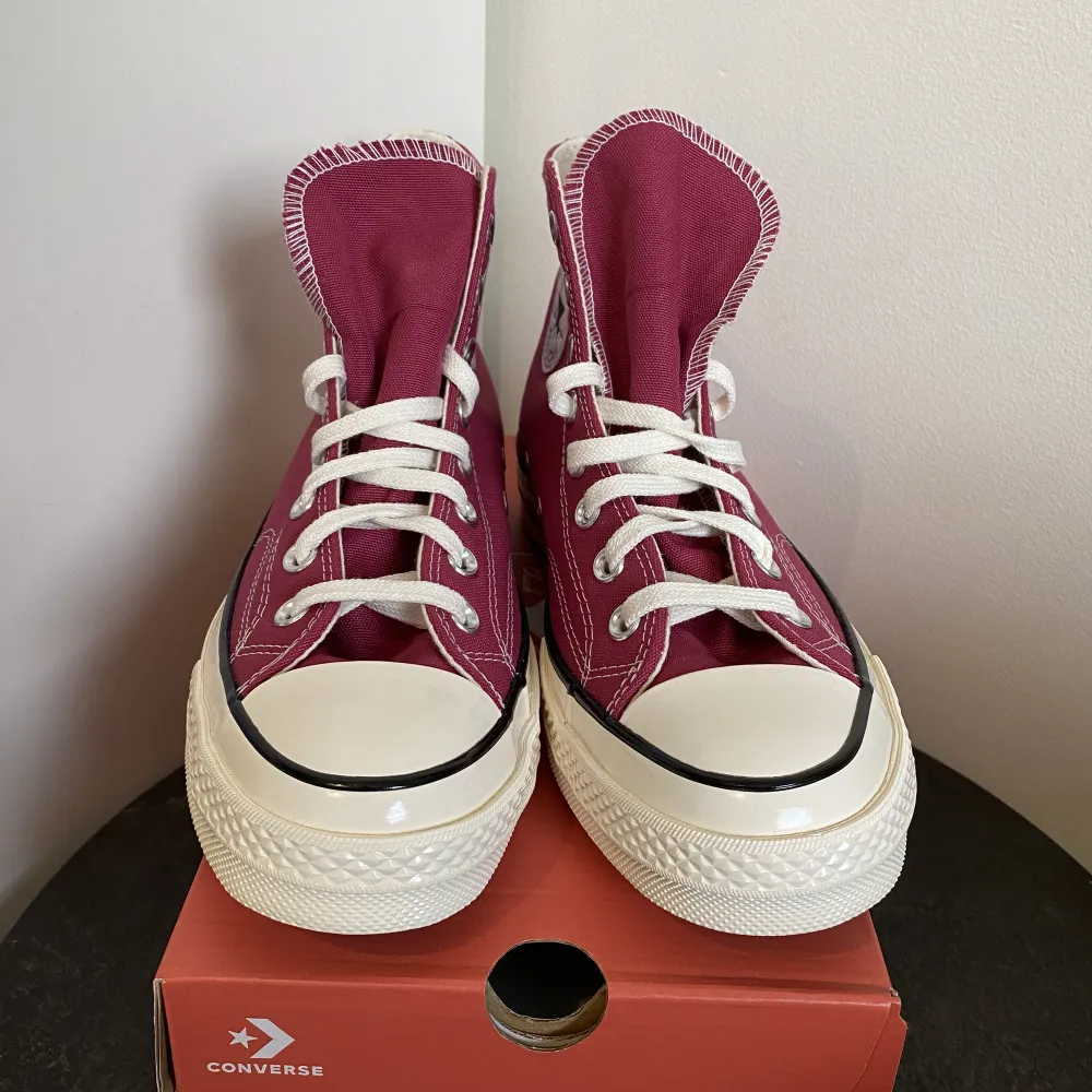 Helt nya converse i en rosa-röd färg! Skorna är i storlek 41,5 men är väldigt stora i storleken.. Skor.