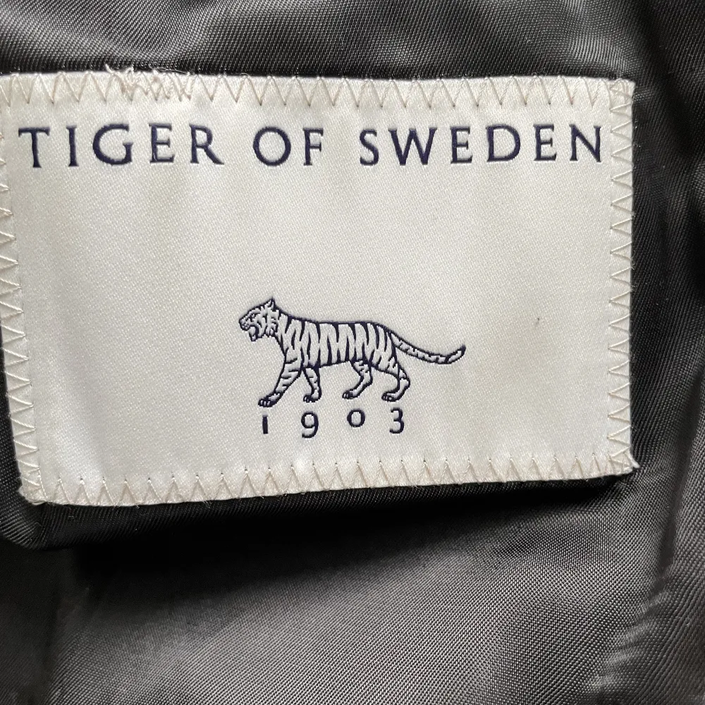 Tänkte sälja en av mina kostymer i storlek 46 (både kavaj och skjorta) då den är tyvärr för liten för mig. Det är en Tiger of Sweden kostym inköpt på NK i Stockholm för ca. 2 år sedan, nypris runt 4,500 kronor. Hör av dig om du har någon fråga! :) . Kostymer.