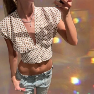 Sommartopp - så snygg sommartopp med sjukt snygg detalj på baksidan! perfekt till en sommarfest! 