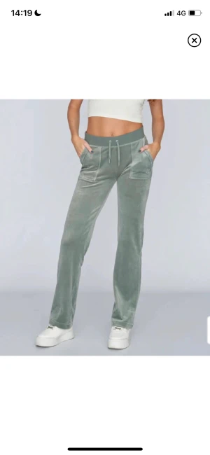 Juicy byxor  - Säljer dessa byxor pga att det inte är en färg som passar mig. Köpta den gör 1100kr för ca en månad sen. Har avänt dem 1 gång men tvättar innan löparen tar emot dem. Säljer inte under 900kr då jag köpt dem nyligen och dem är som nya. Har även kvar lappen❤️