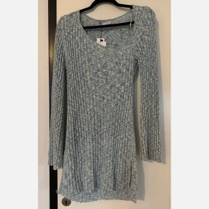 Stickad klänning - Stickad klänning från zara med taggarna kvar. Endast provad och sitter fint men har inte kommit till användning. Pris kan diskuteras. storlek L men sitter mer som M.  