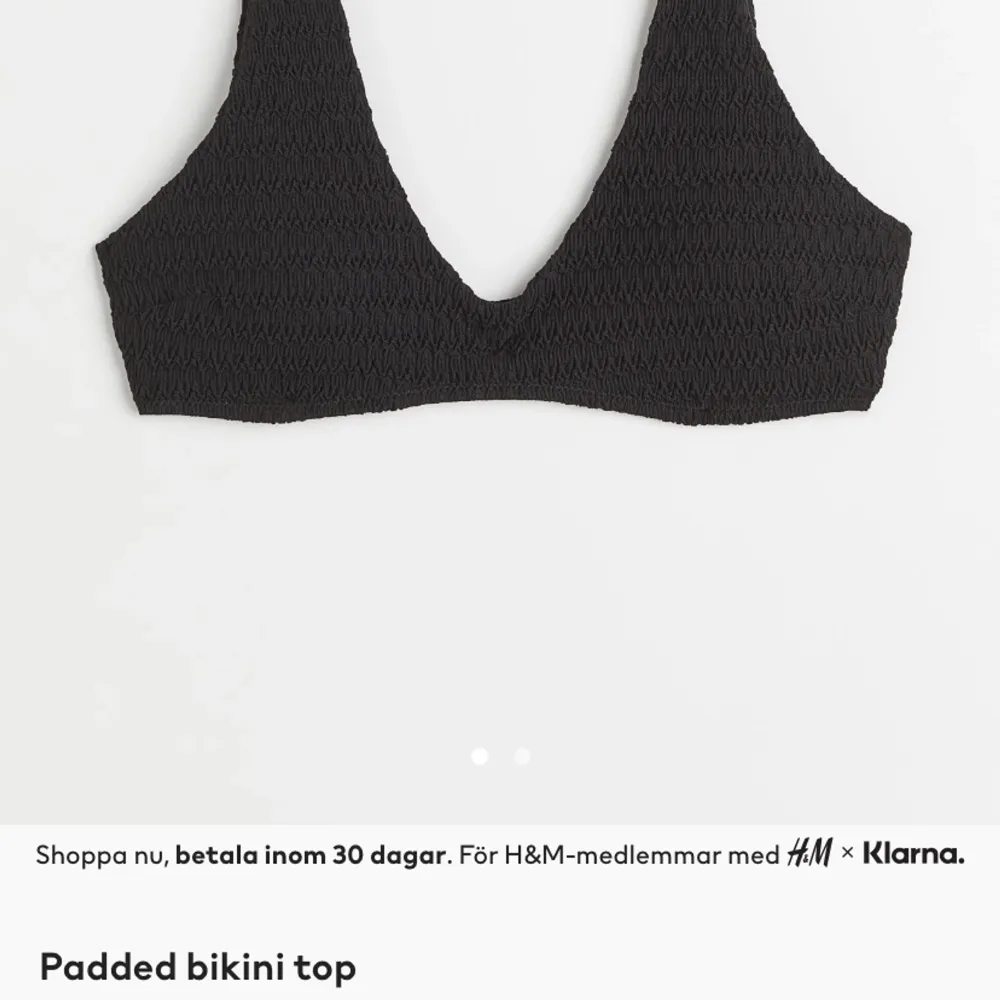 Bikini topp från HM, inte använd någon gång bara testad, den är för liten för mig och därför säljer jag den🫶🏻lappen sitter kvar på den. Orginalpris är 100kr.. Övrigt.