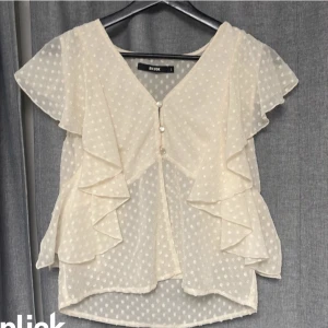 Volang blus  - Blus med volanger perfekt till sommaren. Lånad bild men min ser precis likadan ut förutom att den är i storlek xs. Säljer då den blivit för liten.