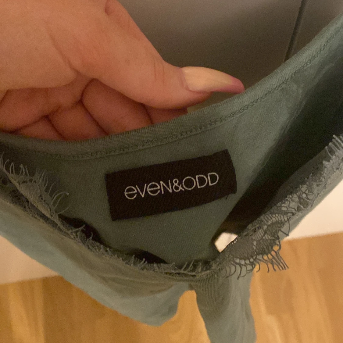 Grönt linne med spets  - 90