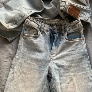 Jeans köpta på bikbok, högmidjade men kroppar kroppen extremt fint . Köpare står för frakt 