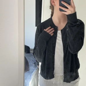 Grå kofta med knappar - Enkel och söt kofta från H&M. Fåtal gånger använd💓😍 