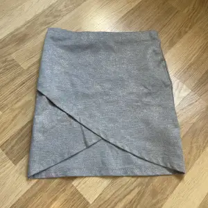 En grå glittrig kjol från ginatricot i storlek S