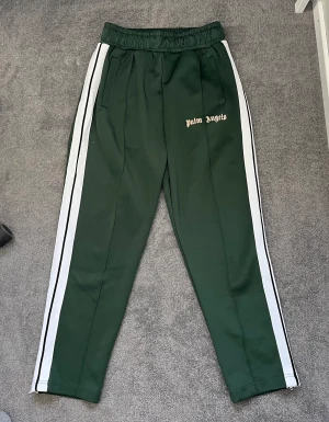 Palm Angels Byxor  - Grön Palm Angels byxor Olive green Palm Angel track joggers Storlek M Inget kvitto  Kan mötas upp i Stockholm området eller shippa 