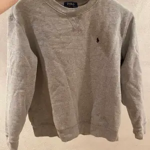 Säljer nu min Ralph Lauren tröja då den har blivit för liten. Den är i size 14-15 vilket motsvarar XS i vanliga fall. Nypris ca 900 kr och den har bara använts 2 gånger. Det är bara att skriva om du undrar något!😊