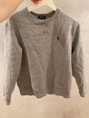 Ralph Lauren tröja - Säljer nu min Ralph Lauren tröja då den har blivit för liten. Den är i size 14-15 vilket motsvarar XS i vanliga fall. Nypris ca 900 kr och den har bara använts 2 gånger. Det är bara att skriva om du undrar något!😊