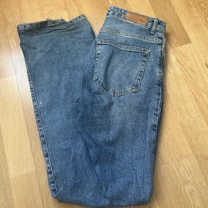 Jeans - Säljer ett par jeans ifrån Bik Bok då jag aldrig använder de längre, byxorna är i ett bra skick dock med lite slitning längst ner på byxan därav ett nersatt pris😊 