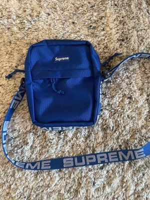 Supreme shoulder bag ss18 - Supreme väska i väldigt bra skick. Använd fåtal gånger Skick: 9/10 Säljer billigt då den inte kommer till användning Äkta! 