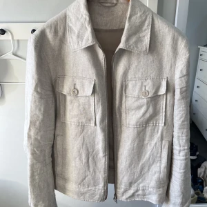 These Glory Days jacka  - These Glory Days  Beige jacka  Storlek S (small) herr  10/10 skick (sparsamt använd)  Kan mötas upp i Stockholms området eller shippa 