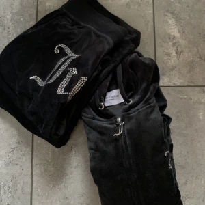Juicy Couture set strl S - Säljer nu mitt helt nya JC set. Enbart testat setet, så med andra ord oanvänd! Skicket är därmed helt perfekt! Det är även ett äkta set för att tillägga! Om man skulle vilja köpa enbart tröjan alternativt byxorna så går det också bra!
