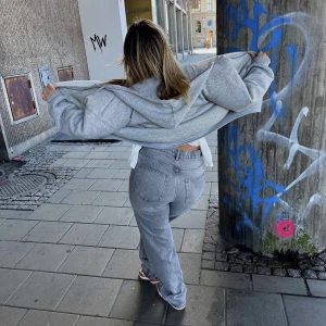 Ginatricot ”perfect jeans” i grått.  - Supersnygga jeans i bra kvalite. Köptes i sommars och använda ca 5 gånger sedan dess. Strl 44/m-l. 250kr + frakt. Skriv vid fundering 🫶🏼 ‼️klicka ej på köp direkt