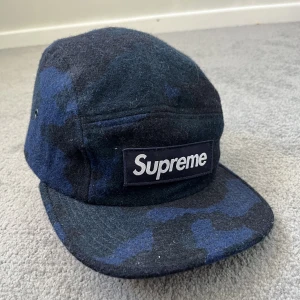 Supreme keps  - Mörkblå/svart camo supreme keps köpt i Supreme butiken i Paris 10/10 skick  Kan mötas upp i Stockholms området eller shippa 