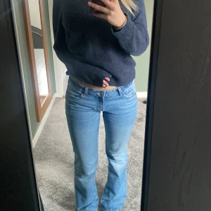 Lågmidjade jeans - Lågmidjade jeans från bershka i storlek 36. Jättefint skick, endast använda 2 gånger. Kan mötas upp eller frakta (köparen står för frakt) Tvättas självklart innan💓