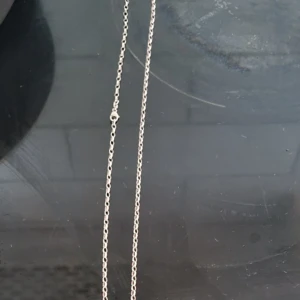 Thomas Sabo halsband med två berlocker  - Begagnad halsband med berlocker från märket Thomas Sabo. Är i bra skick.