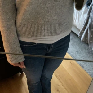 Stickad tröja - En sån fin och mjuk grå stickad tröja från hm💓 Den är i storlek 158-164 men skulle säga xs/s. 