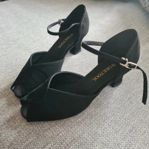 Dansskor - Nya dansskor från Worktool. Köpta på Dansbutiken i Göteborg. Enbart provade, för små för mig. Storlek 38. Nypris 750 kr.