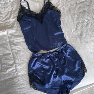 Satin pyjamas set - Sååå fint och skönt pyjamas set i typ satin material. Kommer tyvärr ej till användning därav säljer vidare den i nyskick! Passar S-M skulle jag säga - både linne och shorts ingår. Kan skickas måndag 10/4 pga bortrest 🦋 