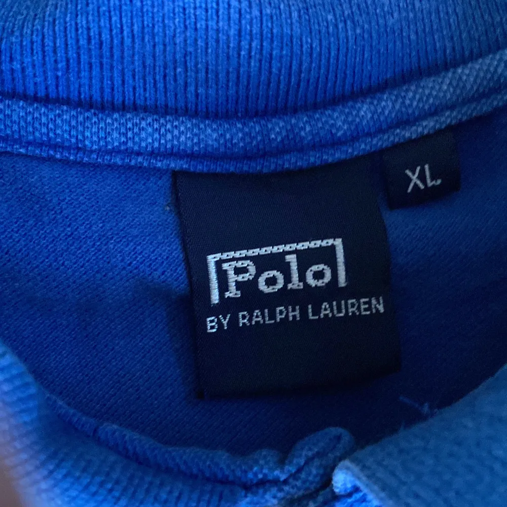 Säljer nu denna tröja Ralph lauren pikén då den är för stor för mig, den är i fint skick 9/10, mest bara legat i garderoben så inte ens så jätte använd. Orginalpris: 1299kr:-. Skjortor.