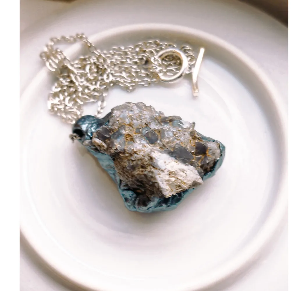 Halsband med bergslagsten, metal imitation 🌑✨ Grå Bergslagsten ✨ Kedjan är nickelfri, ca 28cm ✨ Smycket är ca 4cm L & ca 3 cm B✨  Frakt tillkommer ☺️✨. Accessoarer.