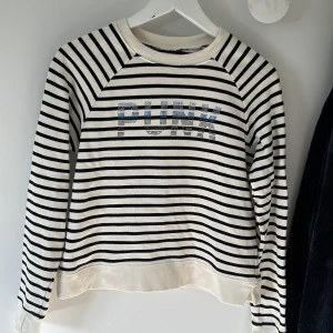 Zadig  - Säljer denna fina Zadig tröja då den aldrig kommit till användning. Nyskick. Säljer för 300 kr exklusive frakt. Köp direkt för 400kr plus frakt. Hör av dig vid intresse eller frågor!💗💗