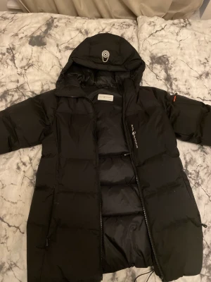 Sail racing jacka - Säljer nu en sail racing jacka för dam storlek M men passar för S, väldigt bra stick och har inga problem. 