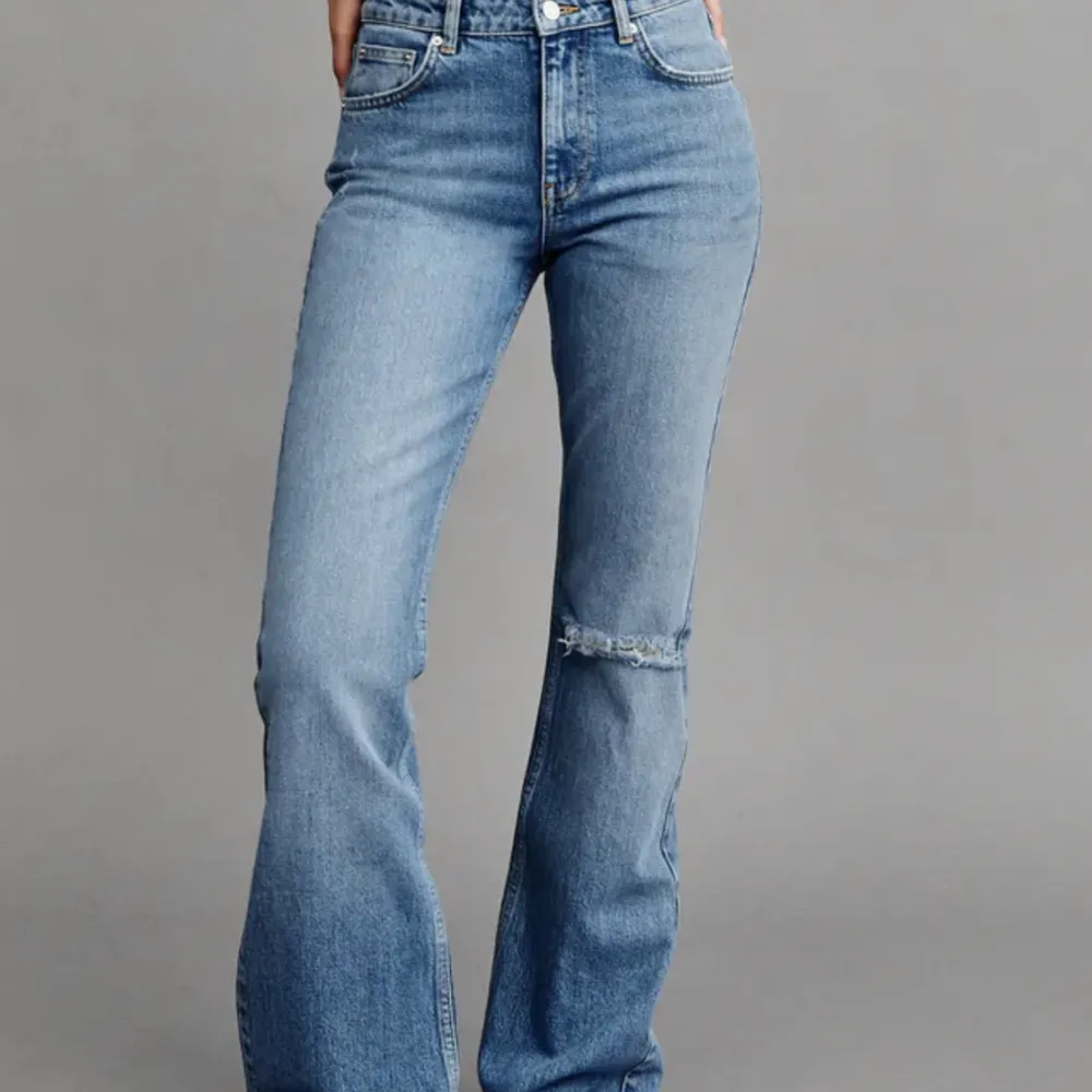 Jätte fina jeans från Gina tricot. Köpta här på Plick men säljer de pga att de var för små. De är i storlek 42 men skulle mer säga att de är en 38-40. Köparen står för frakt💗. Jeans & Byxor.