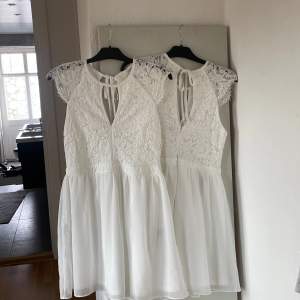Två vita klänningar i storlek 42, 200kr styck 