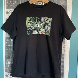 T-shirt Levi’s  - ✨Svart Levi’s t-shirt med fint tryck som knappt är använd. Regular fit men passar som oversized också🙌