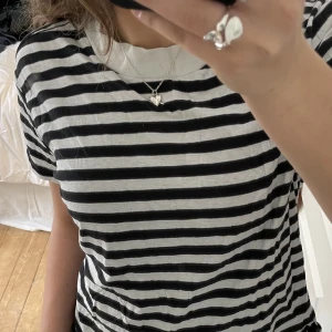 Randig t-shirt  - Snygg randig t-shirt från Bik Bok i strl S. Har många liknande och tror därför denna skulle passa bättre i någon annans garderob!💕