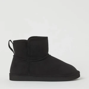 Ugg - Säljer dessa fina skor ifrån Hm. Storlek 36🥰 I använt skick men fint skick Köparen står för frakten!