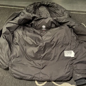 Canada goose 6000kr  - Säljer nu en äkta canada goose  vinterjacka för endast 6000kr, (priset kan dock diskuteras) ordinarie pris ligger på 11000kr.