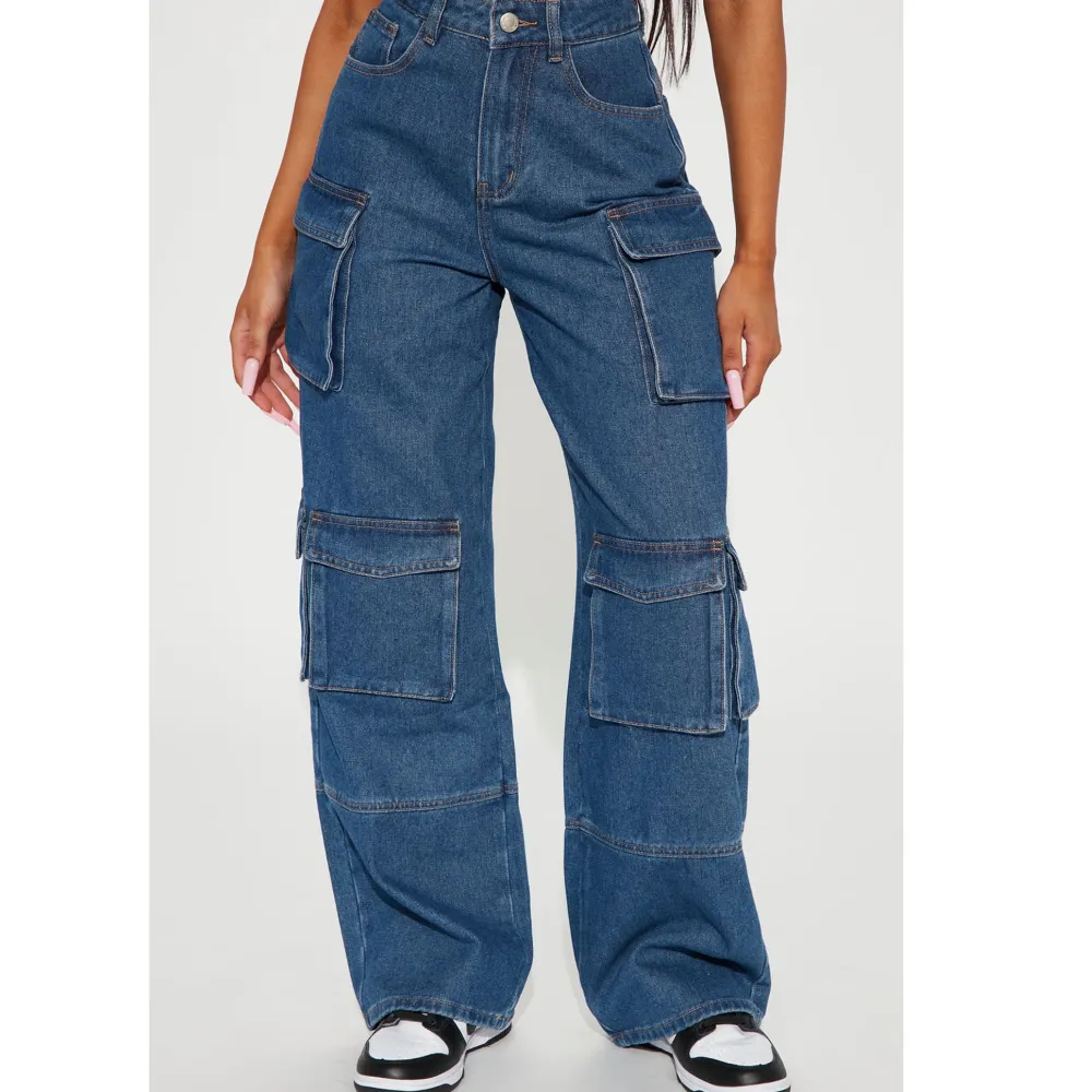 Helt ny fashion nova jeans aldrig använt prislapp på.. Jeans & Byxor.