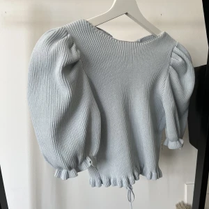 Zara topp - Fin blå topp med knytning i ryggen från zara! Fint skick❣️