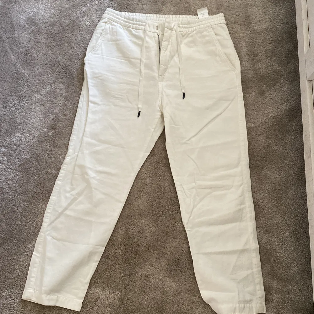 Säljer ett par thiger of sweden linnebyxor i storlek 48 Nypris: 1600 kr Pris: 600 kr. Jeans & Byxor.