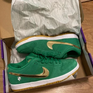 Nike dunks low  - Jag säljer mina helt nya Nike dunks low pro. Lucky green metallic gold vert irlandais or metallique