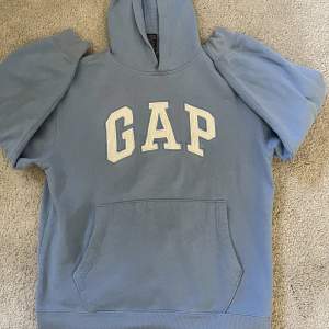 Fin GAP hoodie i ljusblå färg. Storlek 14-16