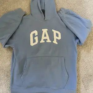 Fin GAP hoodie i ljusblå färg. Storlek 14-16