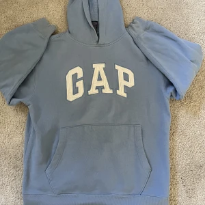 Ljusblå GAP hoodie. - Fin GAP hoodie i ljusblå färg. Storlek 14-16