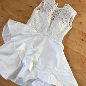 Vit klänning oanvänd😭🌸🥰🦋 - Köpt och helt oanvänd , ÖNSKAR jag kunnat haft den men den är för liten för mig TYVÄRR😭😭älskar den och önskar att jag kunnat haft den haha 💕