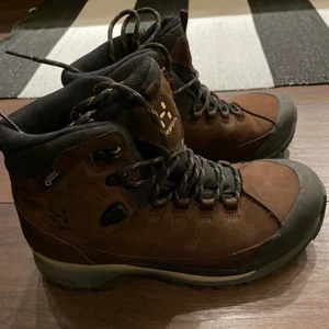 Helt oanvända Haglöfs kängor!! - Helt nya och oanvända Vandringsskor från Haglöfs, aldrig använda!   Nypris kostar de 2000kr! Så passa på att fynda!  Modell och egenskaper:  Oxo Gt Women från Haglöfs är en bekväm, stadig läderkänga för långa vandringsturer. Designad för att du bekvämt ska kunna bära en ryggsäck, FluidRide™ gör stegen mjuka och GORE-TEX® skyddar dina fötter från väder och vind.   Egenskaper: Yttersula: Gummi Foder: Nej Yttermaterial: Skinn Vikt per känga: 491 g  Färg: Mörkbrun  Observera dock att storlek, se 📸