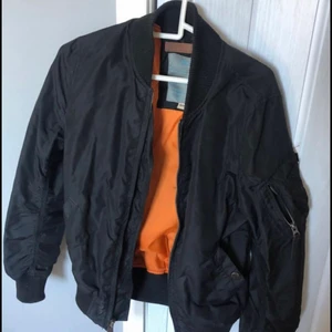 Alpha industries jacka storlek S - Säljer min alpha jacka då den inte riktigt är min stil längre. Inköpt 2019 för 1700 men säljer för 750. Den är använd men har hängt i garderoben i 2,5 år så bara använd ett tag. Finns någon svart fläck inuti jackan men den syns ej. Finns i Tierp kan tas till uppsala, köparen står för frakten. Skriv meddelande vid intresse