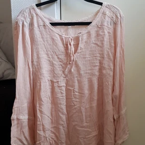 Rosa Tröja - Säljer en rosa blus i storlek 36/38 jätte fin till sommaren💜