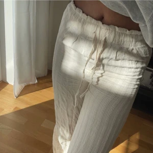 Linnebyxor Pull and Bear - Säljer dessa fina byxor i linnematerial från pull and bear som jag köpte förra sommaren🥰 Köptes i butik och är i storlek xs, säljer då dem tyvärr inte passar mig längre 💗🙏🏼  Hör av er om ni har frågor❤️‍🔥, svarar så fort jag kan!