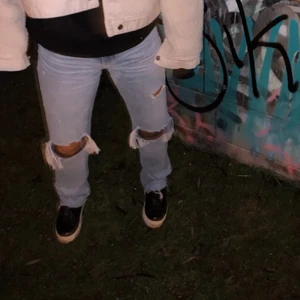 Eytys doja - Säljer mina favorit skor då dom tyvärr blivit för små, som ni kan se på andra bilden är dom rätt slitna vid hälen men det är inget som syns på! Dom är inte tvättade så sulan kan bli vitare🥰