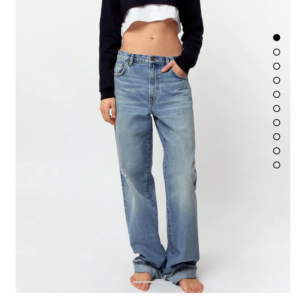 Säljer ett par helt nya zara jeans. Super snygga tyvärr lite små för mig och därför har jag aldrig använt de. Köpte för 560kr. Storlek 40 men väldigt små i storleken då de är lite små på mig som brukar ha 36/38 i jeans:). Jeans & Byxor.